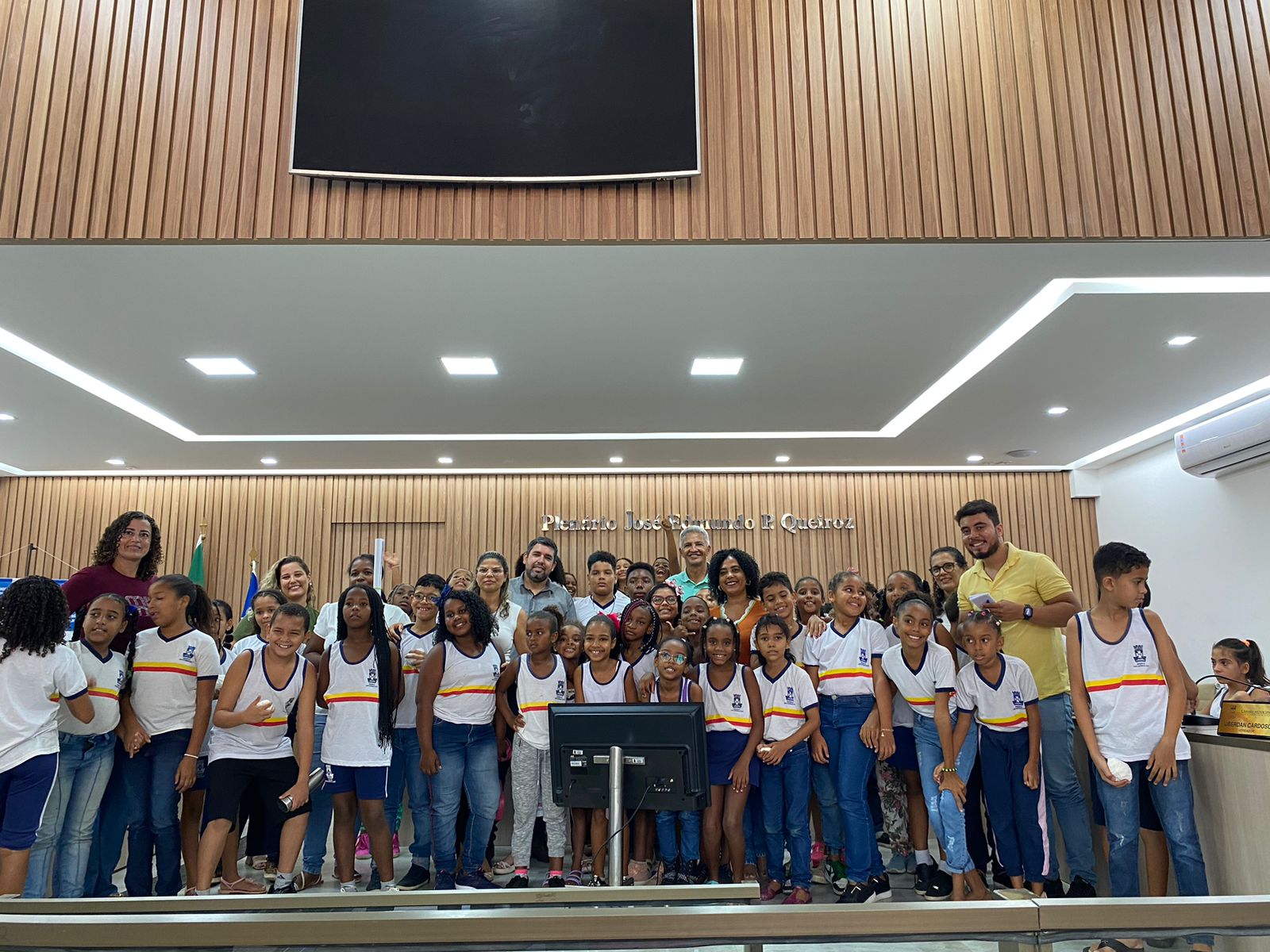 Read more about the article Câmara Municipal recebe visita de crianças da Creche Escola Pedro Kilkerry
